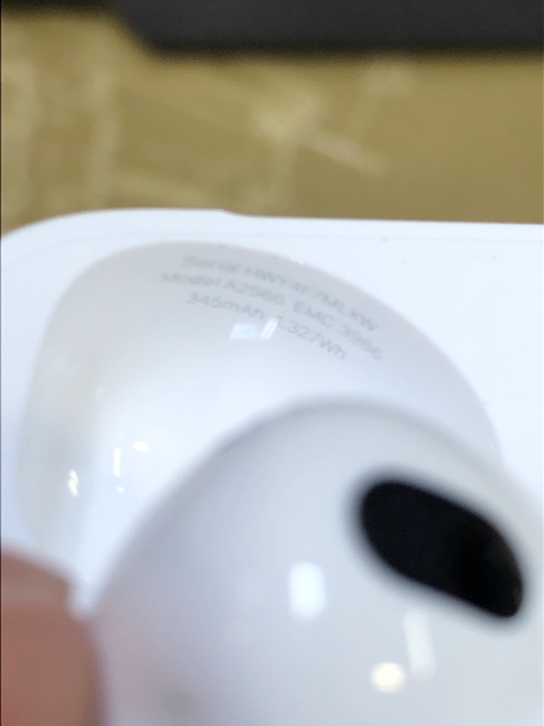 Photo 1 of Apple AirPods (2nd Generation)
