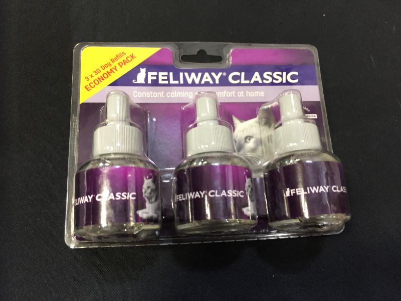 Photo 2 of Feliway Classic Refill for Diffuser 3pk for Calming Cats
