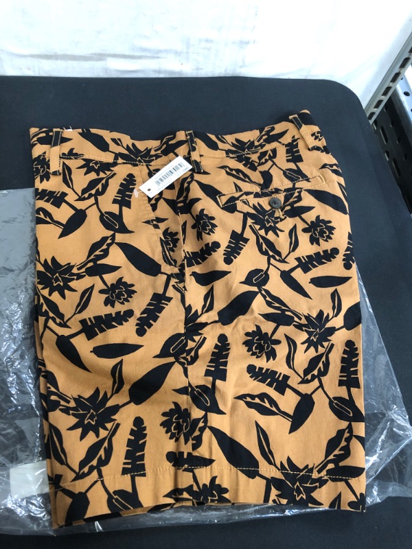 Photo 1 of MEN'S ROPICAL PRINT SHORTS, SIZE 32