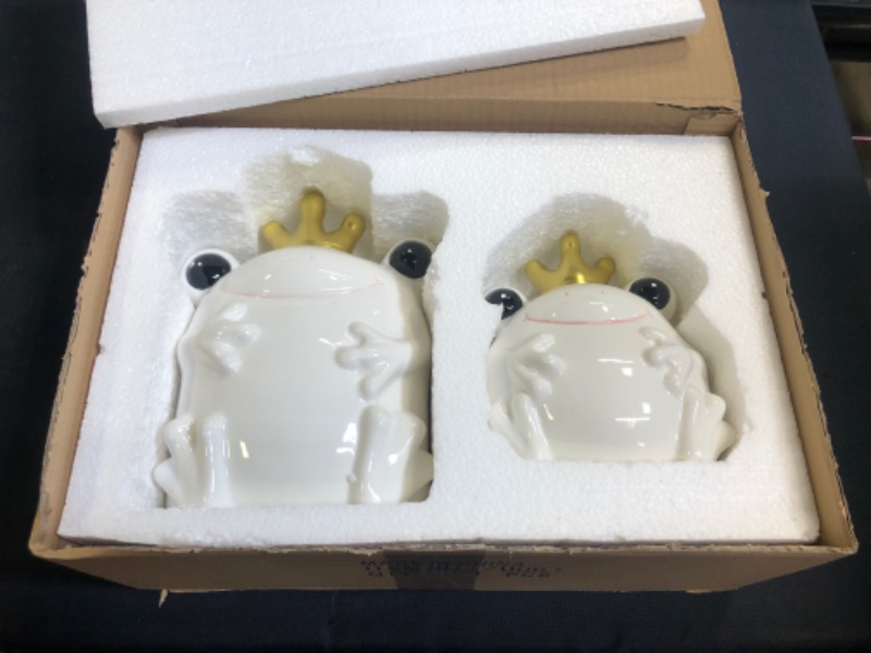 Photo 2 of 2Pcs Frog Decor Ceramic Statue, Cute Frogs Figurine Set with LED, Bedroom Furniture Desktop Mantel Festival Decor(White)
