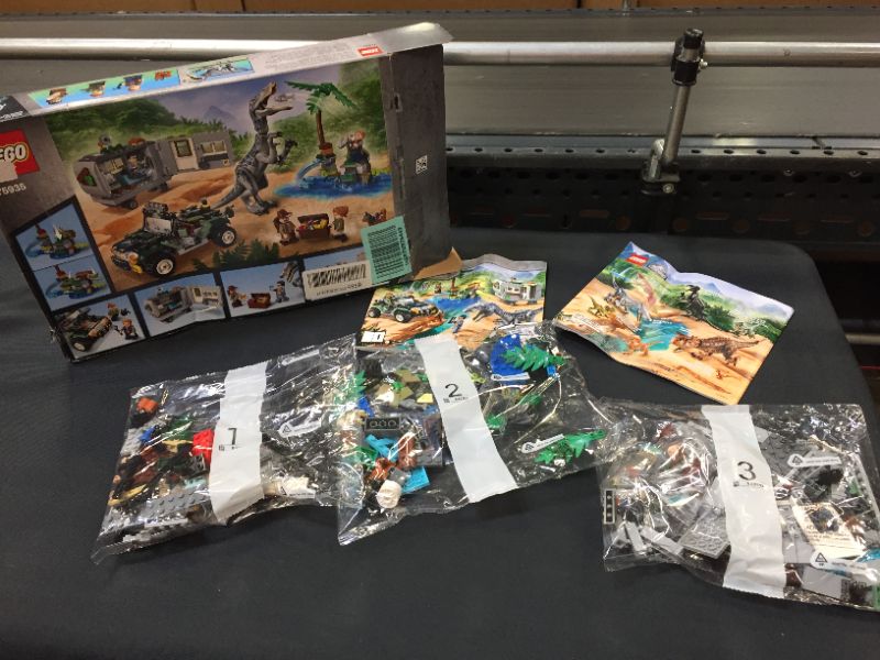 Photo 2 of LEGO Jurassic World Baryonyx Face Off: The Treasure Hunt 75935 Building Kit 