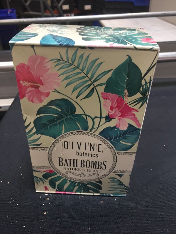 Photo 1 of  6 Xtra Large and Lush Bath Bomb Gift Set - Bath Bombs Kit Includes Konjac Sponge - factory sealed 

