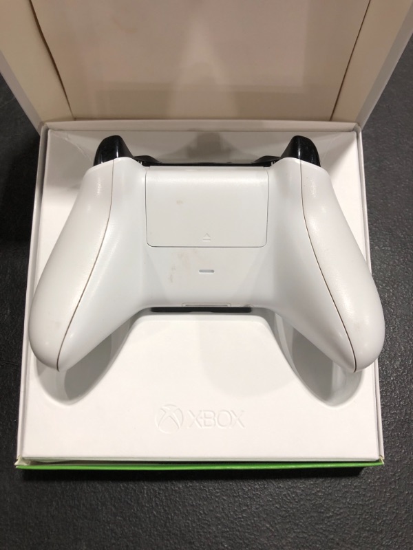 Photo 4 of Xbox Core Wireless Controller – Robot White
DIRTY FROM PRIOR USE.