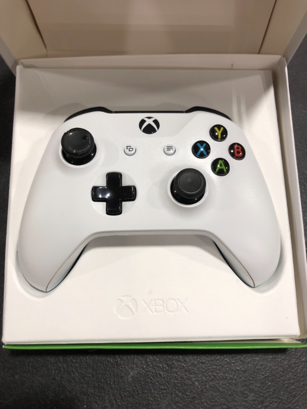 Photo 3 of Xbox Core Wireless Controller – Robot White
PRIOR USE. 