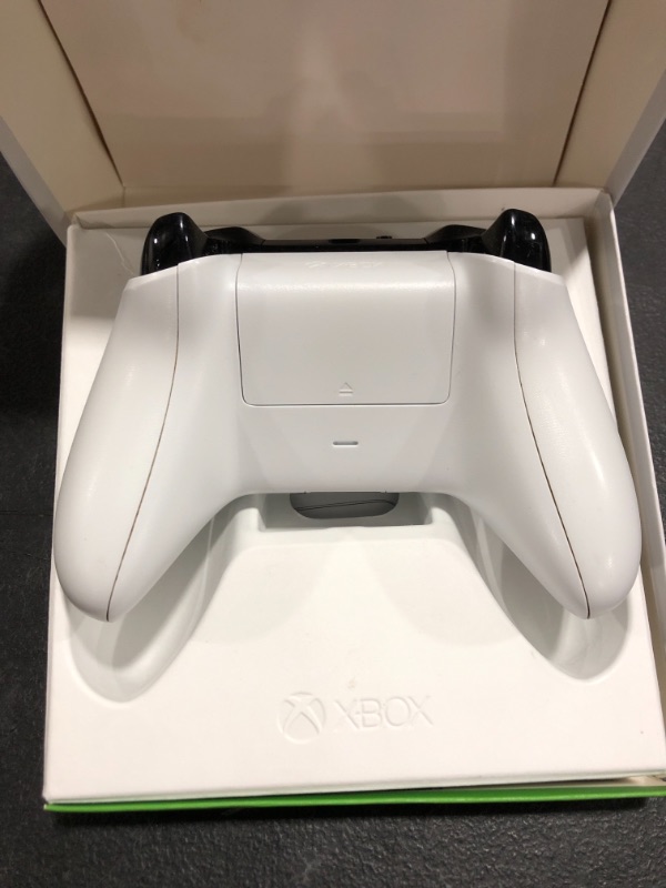 Photo 4 of Xbox Core Wireless Controller – Robot White
PRIOR USE. 