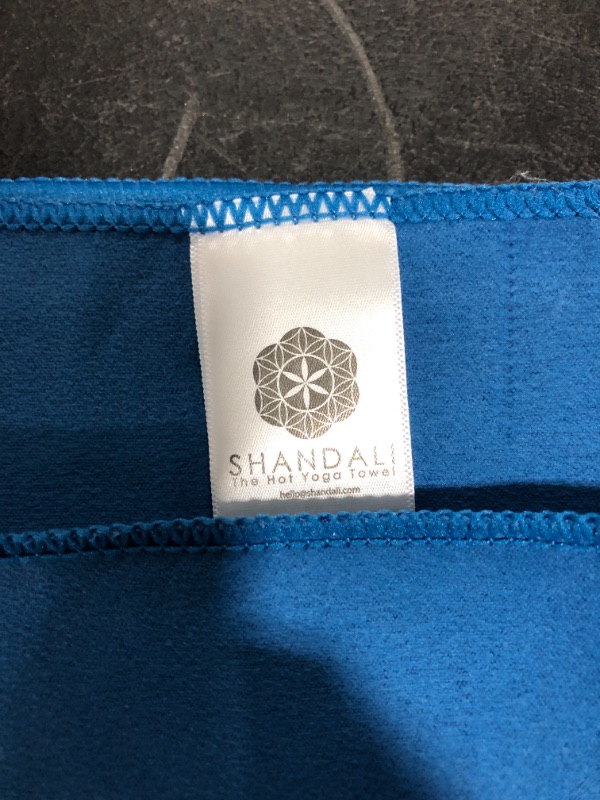 Photo 4 of Microfiber Travel & Sports Towel. Absorbent, Fast Drying & Compact. Great for Yoga, Gym, Camping, Kitchen, Golf, Beach, Fitness, Pool, Workout, Sport, Dish or Bath.
