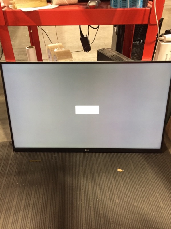 Photo 1 of LG 32UN500-W Monitor 32" UHD (3840 x 2160) Display, AMD FreeSync, DCI-P3 90% Color Gamut, HDR10, Built-in Speakers, 3-Side Virtually Borderless Design - Silver/White
