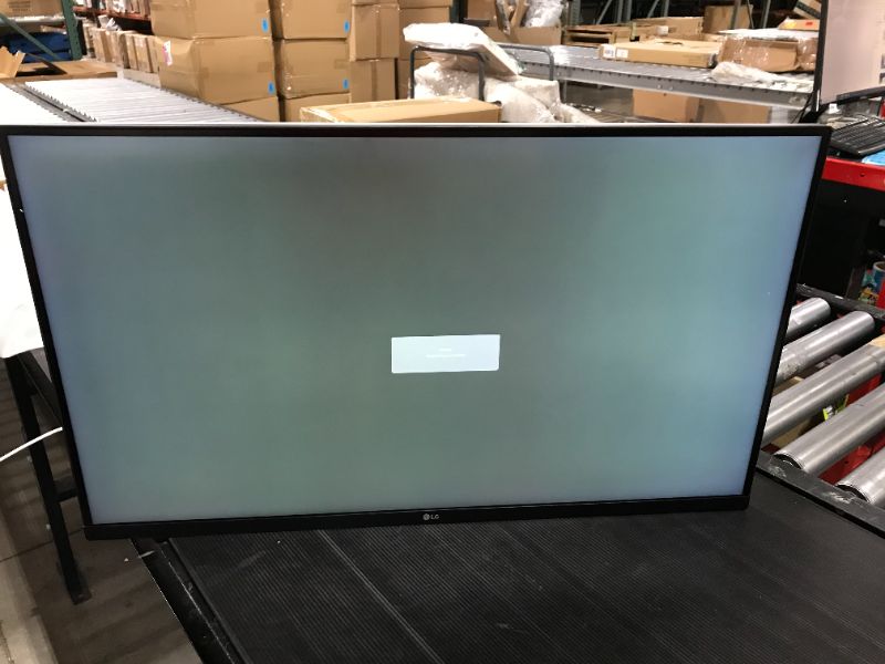 Photo 2 of LG 32UN500-W Monitor 32" UHD (3840 x 2160) Display, AMD FreeSync, DCI-P3 90% Color Gamut, HDR10, Built-in Speakers, 3-Side Virtually Borderless Design - Silver/White
