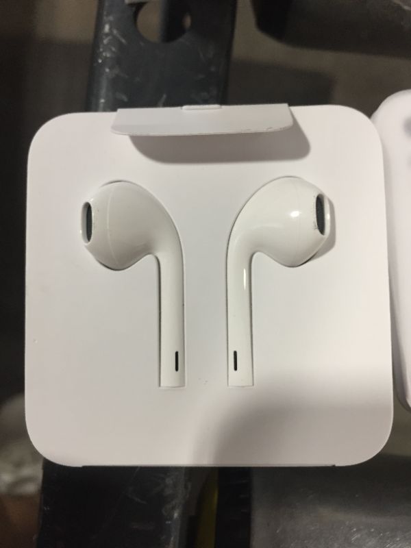 Photo 2 of Apple EarPods with Lightning Connector - White
