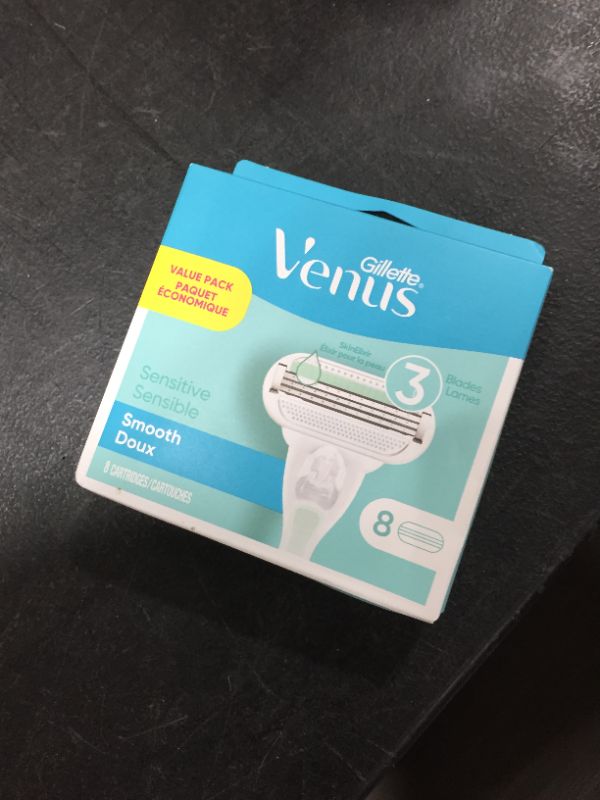 Photo 2 of Venus Gillette Smooth Sensitive Womens Razor Blades Refill, 8 Ct
