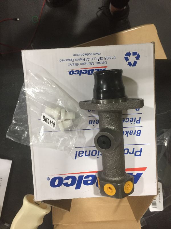 Photo 2 of ACDelco Professional 18M1002 Brake Master Cylinder Assembly
