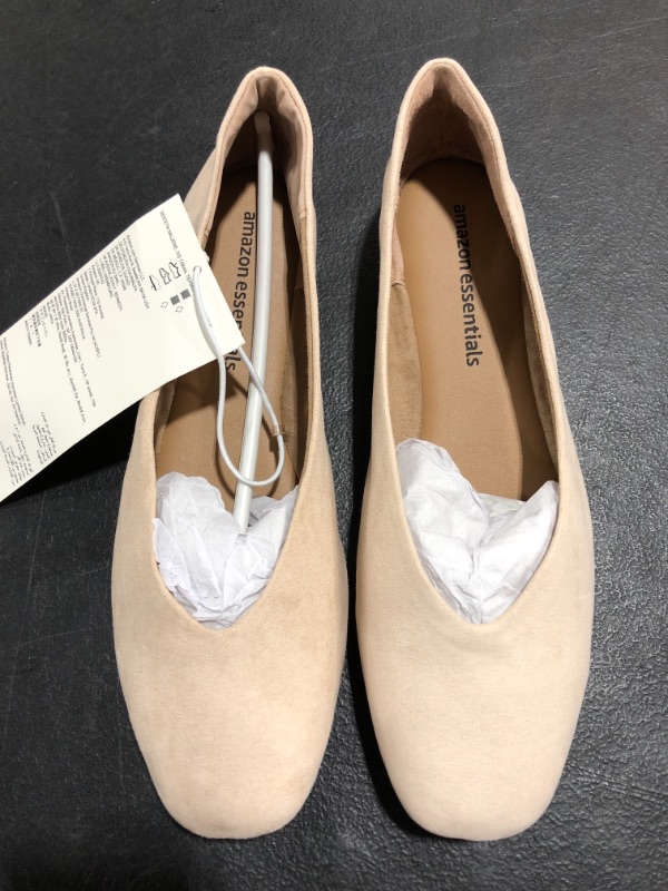 Photo 1 of AMAZON ESSENTIALS WOMEN'S SLIP-ON SHOE. CREAM COLORED. SIZE US 7.