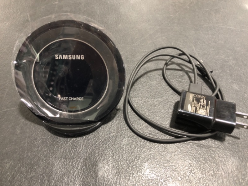 Photo 4 of SAMSUNG Qi Certified Fast Charge Wireless Charger Stand (2018 Edition) Universally Compatible with Qi Enabled Smartphones - US Version - Black - EP-N5100TBEGUS
PRIOR USE. MISSING ORIGINAL BOX.
