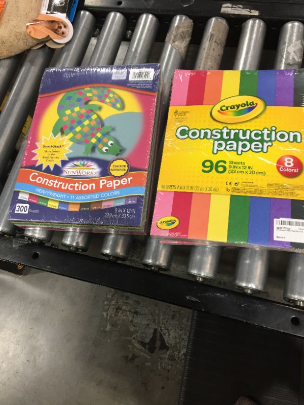 Photo 1 of 588 sheets COLORED CONSTRUCTION PAPER 
