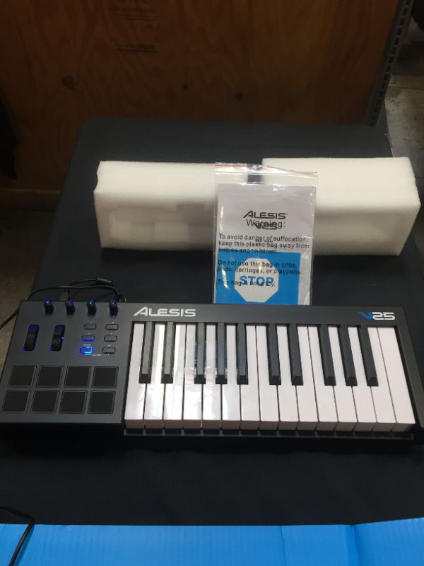 Photo 2 of Alesis V25 25-Key Keyboard Controller
