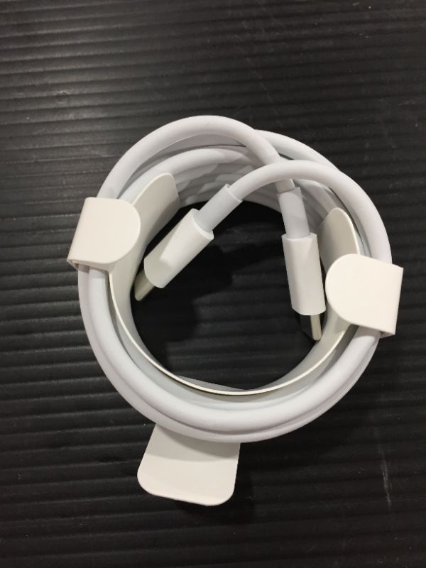 Photo 2 of Apple MLL82AM/a 6.6' USB 2.0 Type-C Male Charge Cable - White
