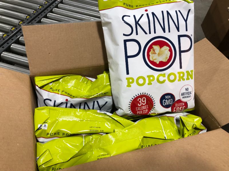 Photo 2 of 6 BAGS SkinnyPop Orignal Popcorn, 4.4oz Grocery Size Bags, Skinny Pop, Healthy Popcorn Snacks, Gluten Free, BEST BY 13 JUN 2021
