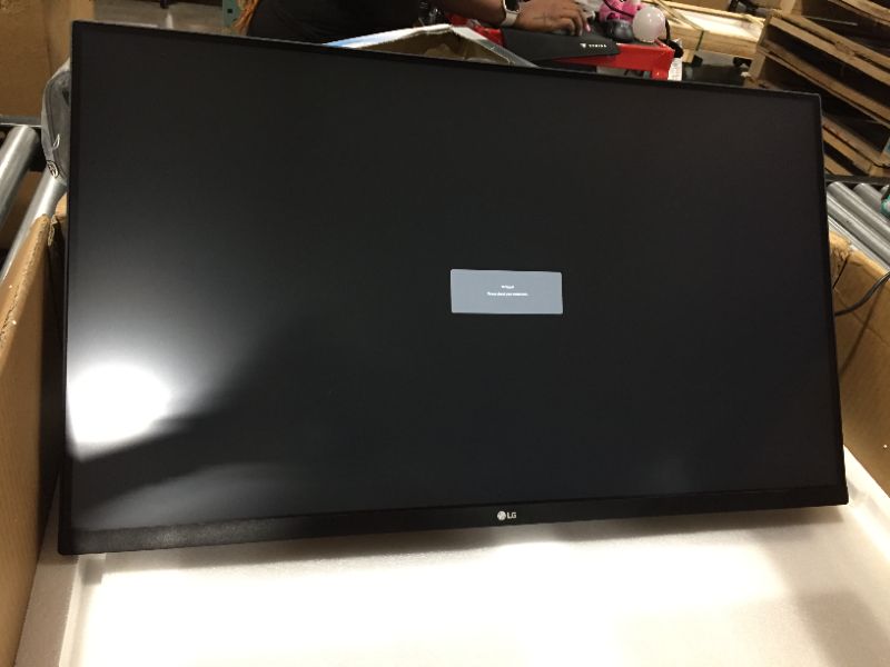 Photo 2 of LG 32UN880-B 32" UltraFine Display Ergo UHD 4K IPS Display with HDR 10 Compatibility and USB Type-C Connectivity, Black
