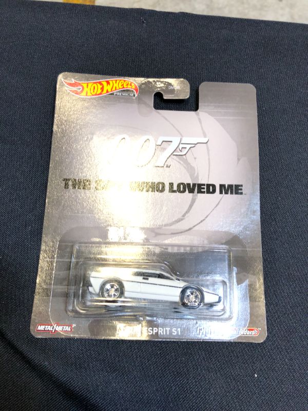 Photo 2 of Hot Wheels Lotus Esprit S1 James Bond 007 Spy Who Loved Me 2015 Retro Series 1 64 Die Cast Vehicle
