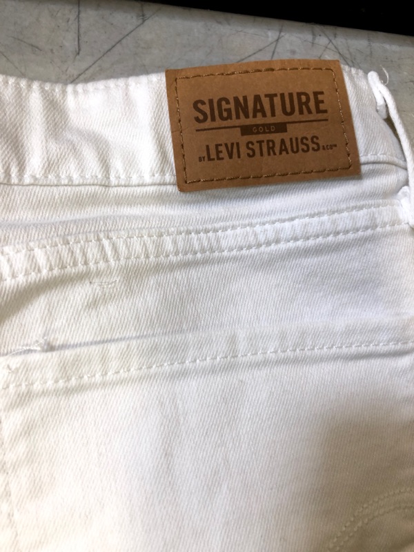 Photo 3 of -SIZE 10- Levi's Women's Bermuda Short
