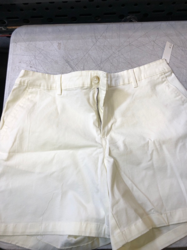 Photo 1 of -SIZE 14- Amazon Essentials Women's 5 Inch Inseam Chino Short 
