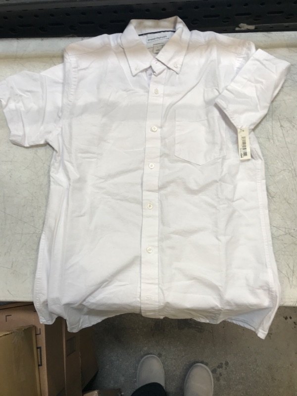 Photo 1 of AMAZON ESSENTIALS WHITE COLLAR SHIRT SIZE SM 