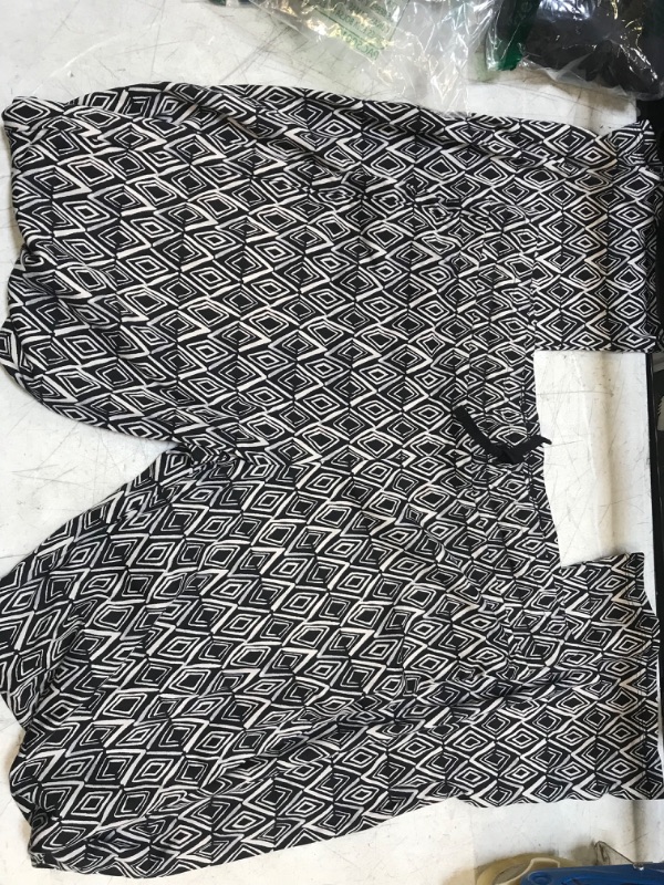 Photo 1 of BLACK AND WHITE PATTERNED SWEATS SIZIE LARGE 