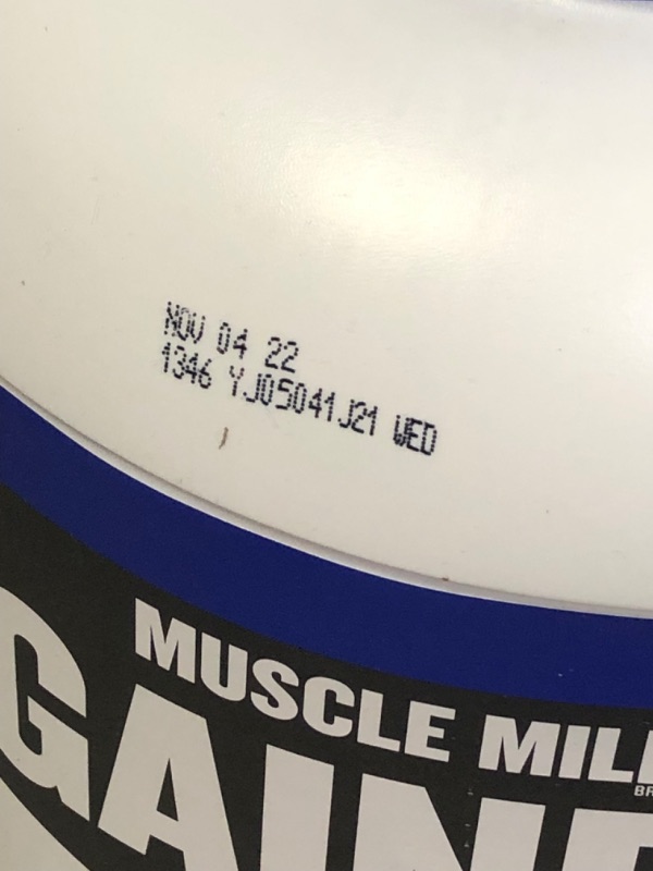 Photo 3 of Muscle Milk Gainer Protein Powder, Vanilla Crème, 32g Protein, 5 Pound BB NOV 04 2022
