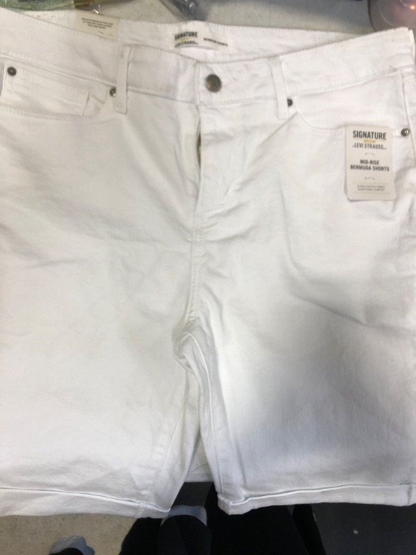 Photo 2 of Levi's Bermuda Short Mid Rise Size 12 L  W 31