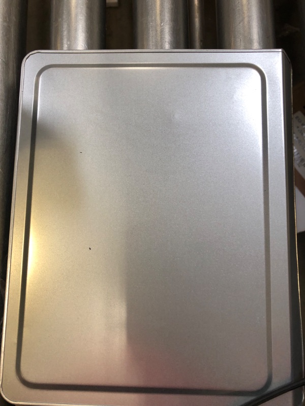 Photo 7 of Hamilton Beach 6-Slice Countertop Toaster Oven with Easy Reach Roll-Top Door, Bake Pan, Silver
(BROKEN HANDLE/ SMALL BEND ON PAN)
