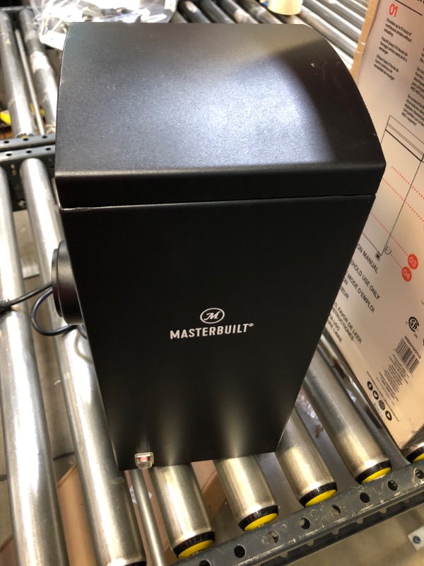 Photo 1 of Masterbuilt MB20100112 Slow Smoker
(SCRATCHES)
