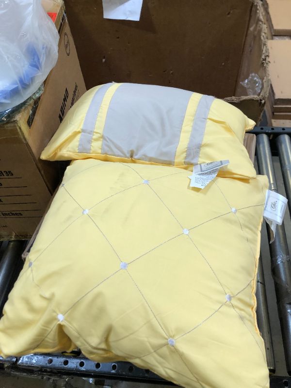 Photo 3 of Chic Home Vermont Comforter Set, Queen, Yellow
(DIRTY)
