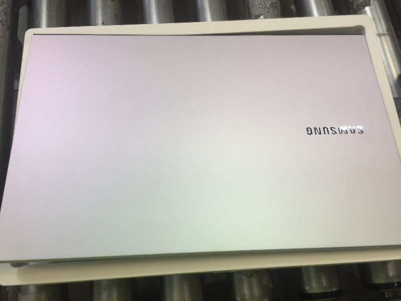 Photo 7 of Samsung - Galaxy Book Ion 15.6" Laptop - Intel Core i7 - 8GB Memory - 512GB SSD - Aura Silver
