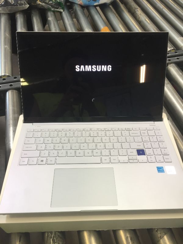 Photo 4 of Samsung - Galaxy Book Ion 15.6" Laptop - Intel Core i7 - 8GB Memory - 512GB SSD - Aura Silver
