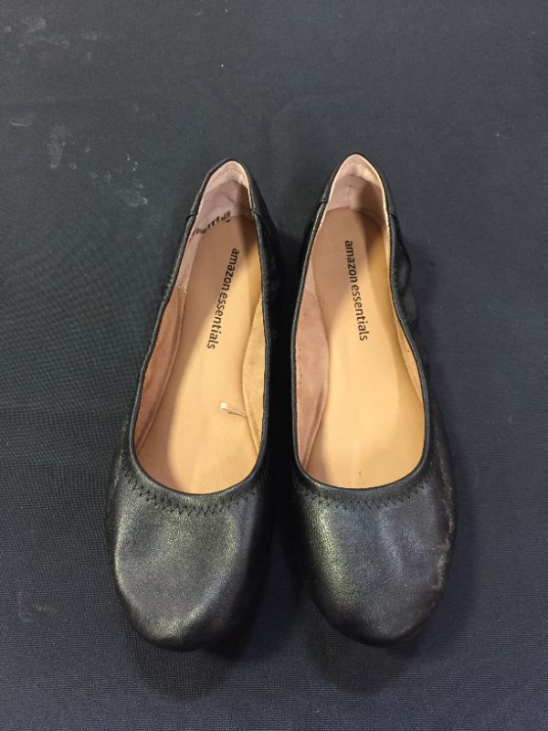 Photo 1 of AMAZON ESSENTIALS WOMEN'S FLATS SIZE 8.5 (DIRT ON BOTTOM OF SHOE)