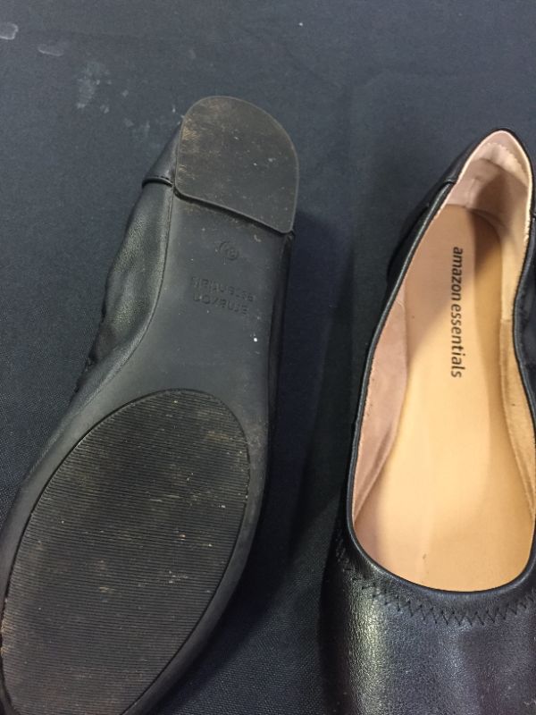 Photo 1 of AMAZON ESSENTIALS WOMEN'S FLATS SIZE 8.5 (DIRT ON BOTTOM OF SHOE)