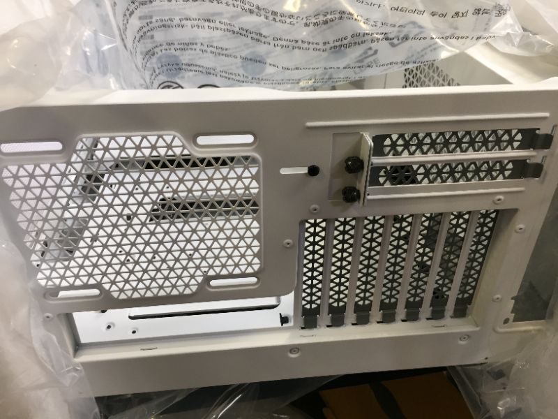 Photo 1 of Corsair iCUE 5000X RGB Tempered Glass Mid-Tower ATX PC Smart Case - White
DAMAGES TO PACKAGING 
