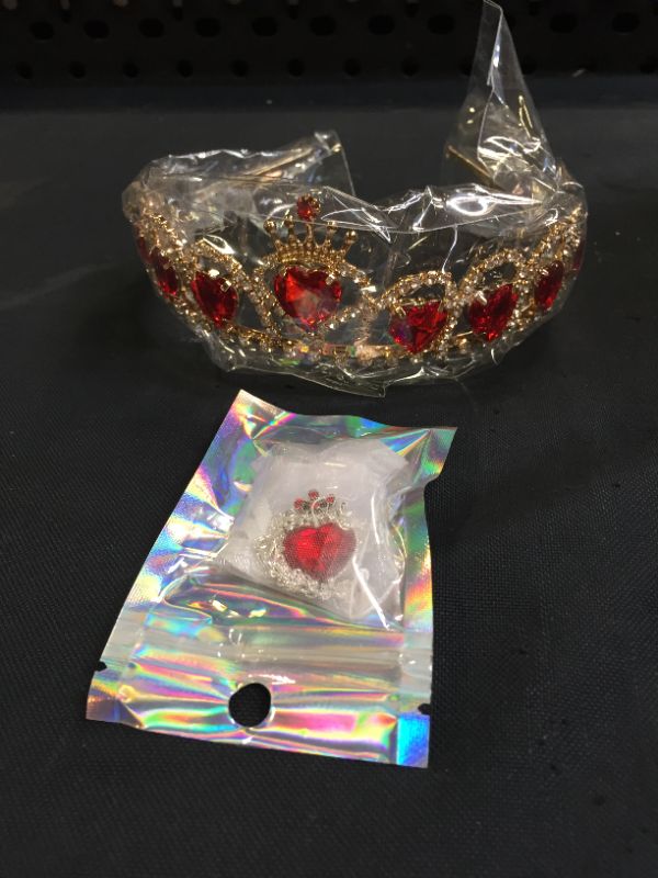 Photo 2 of Evie Costume Queen of Hearts Crown Necklace Dress Up Pendant for Descendants Fans Red Heart Princess Jewelry Accessoires Birthday Valentine's Halloween Christmas Party for Kids Girls Women Her (Red)
