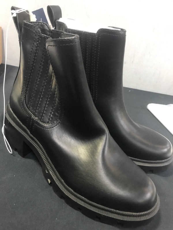 Photo 3 of Women's Naya Heeled Chelsea Boots - Universal Thread™ SIze 9
some minor stain  see photo