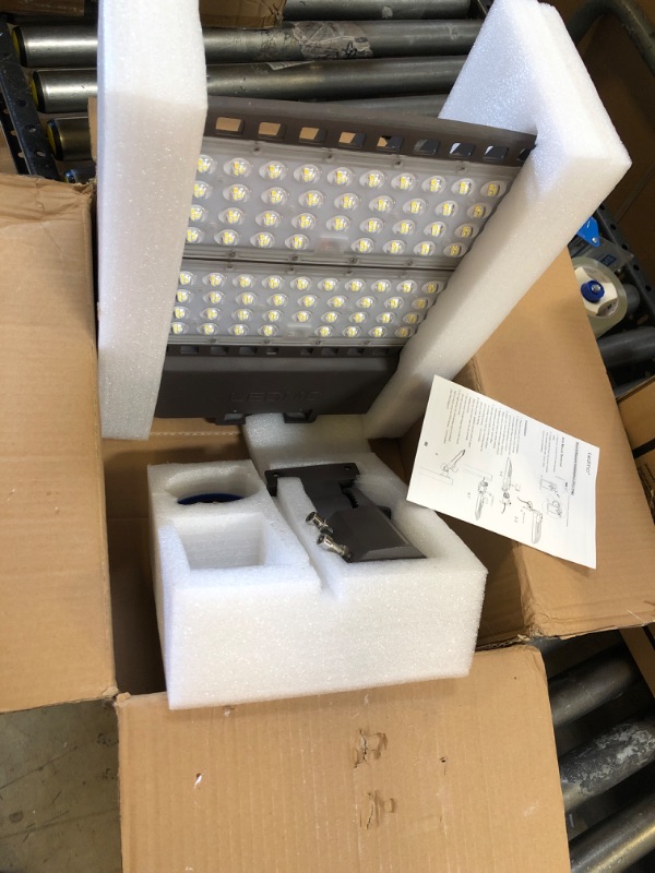 Photo 3 of 200W LED Parking Lot Lights- LEDMO 5000K LED Street Lights Shoebox Pole Lights, Waterproof 26000LM Super Bright Dusk to Dawn Outdoor Commercial Area Road Lighting Slip Fitter,LED Parking lot Lighting
