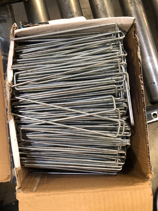 Photo 2 of Amagabeli 6 Inch Garden Stakes Galvanized Landscape Staples 11 Gauge 500 Pack Sod Pins Fence Stakes for Anchoring Weed Barrier Fabric Ground Cover Landscaping Tubing Garden Staples ET006
