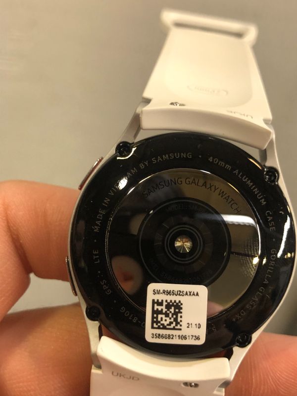 Photo 10 of Samsung Galaxy Watch 4 LTE 40mm Smartwatch - Silver/White
(used)(turns on but unable to fully test)
