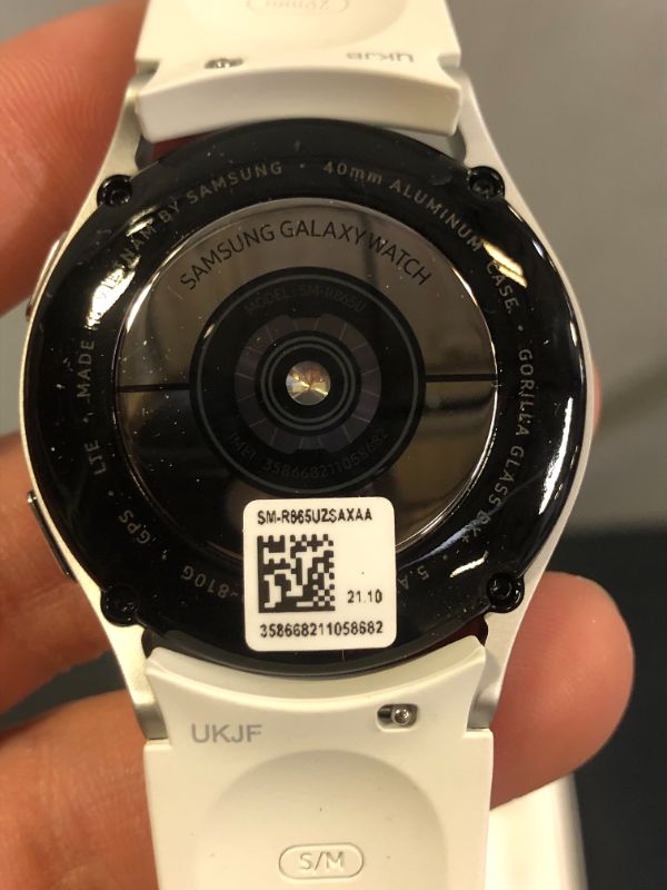 Photo 2 of Samsung Galaxy Watch 4 LTE 40mm Smartwatch - Silver/White (turns on but unable to fully test)
(used)