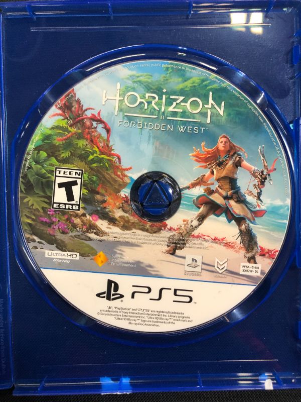 Photo 4 of Horizon Forbidden West Launch Edition - PlayStation 5 - PlayStation 5---DISC IS DIRTY AND HAS MULTIPLE MINOR SCRATHCES ON BACK---UNABLE TO TEST---COVER PICTURE CAME OFF---
