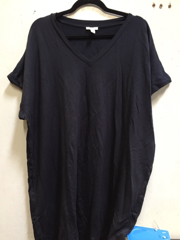 Photo 1 of Womens Black V Neck shirt Size XXl Long