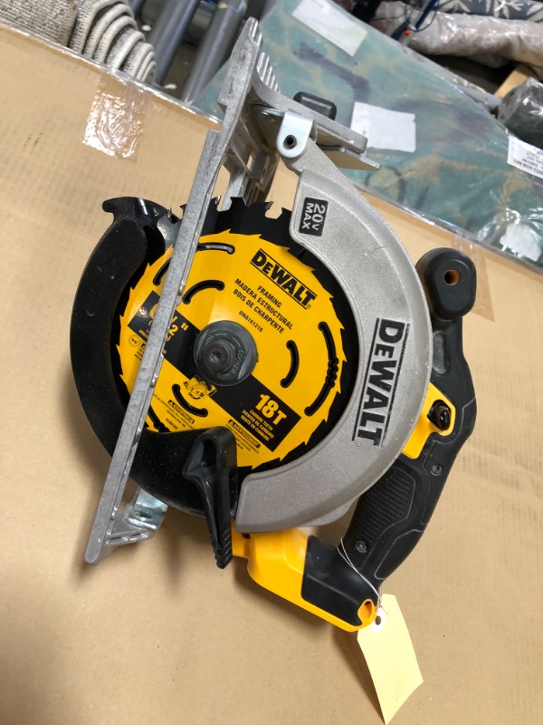 Photo 3 of (DAMAGED)DEWALT 20V MAX Lithium-Ion Cordless 6-1/2-inch Circular Saw (Tool-Only)
**SAW IS LOOSE, MISSING BATTERY, UNABLE TO POWER ON**
