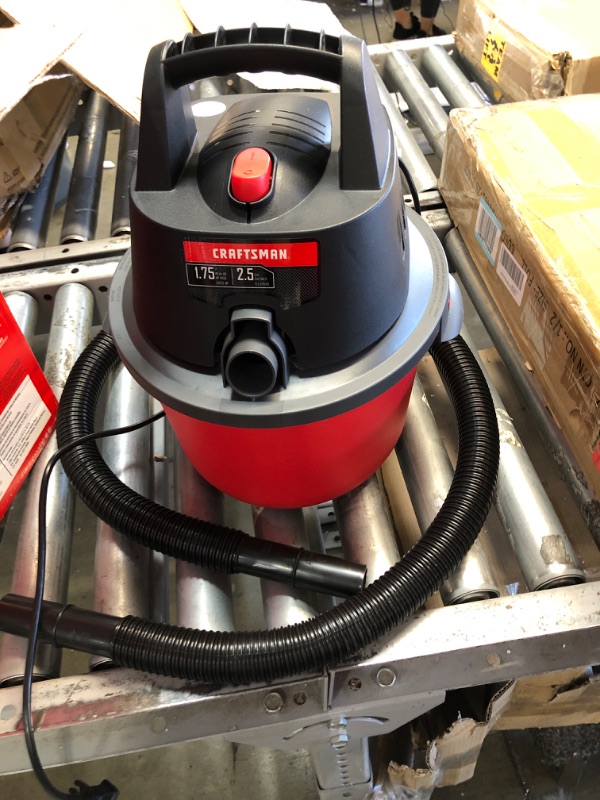 Photo 2 of Craftsman CMXEVBE17250 2.5 Gallon 1.75 Peak HP Wet/Dry Vac