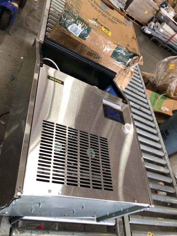 Photo 4 of **PARTS ONLY**(DAMAGED)VEVOR 33 lb. Bin Stainless Steel Freestanding Ice Maker Machine with 130 lb. / 24 H Commercial Ice Maker in Silver
**DOOR STAYS OPEN AND DOES NOT CLOSE**