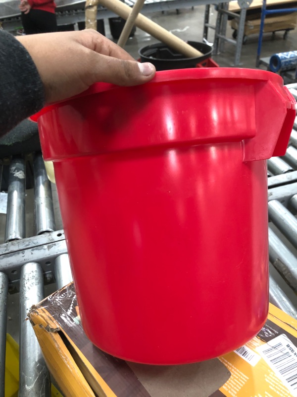 Photo 2 of **NO HANDLE**Rubbermaid Commercial BRUTE Round Utility Pail 14qt Red 2614RED