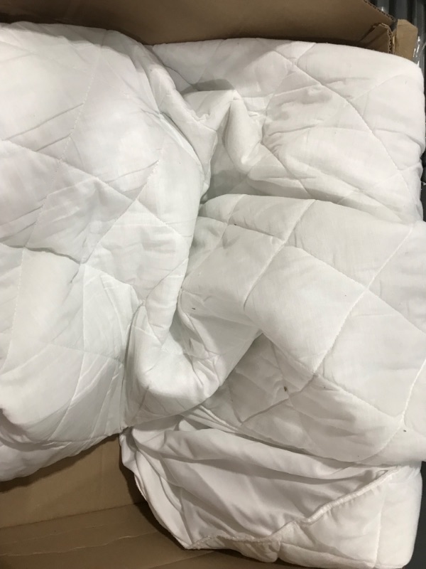 Photo 1 of Amazon basics white quilt 
Size small